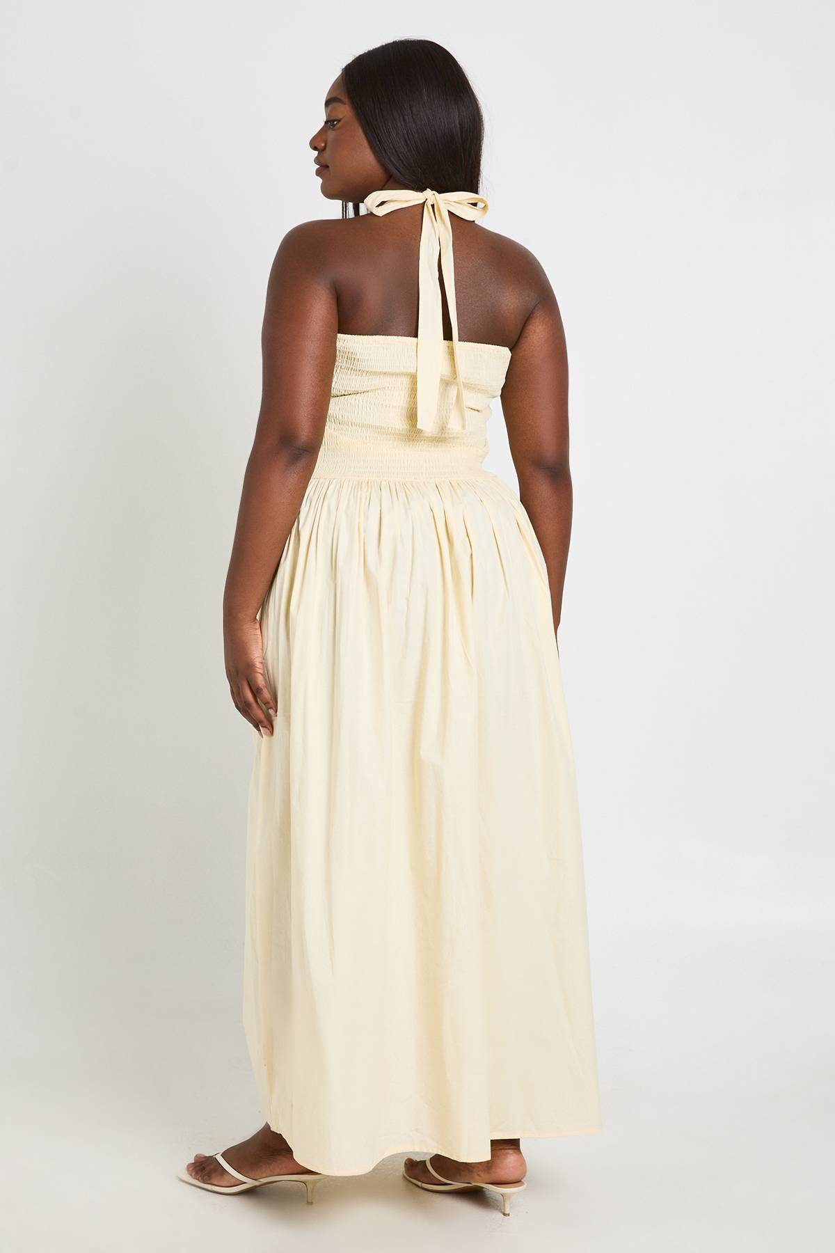 boohoo Robe Longue Grande Taille Col Licou Avec Détail Froncé