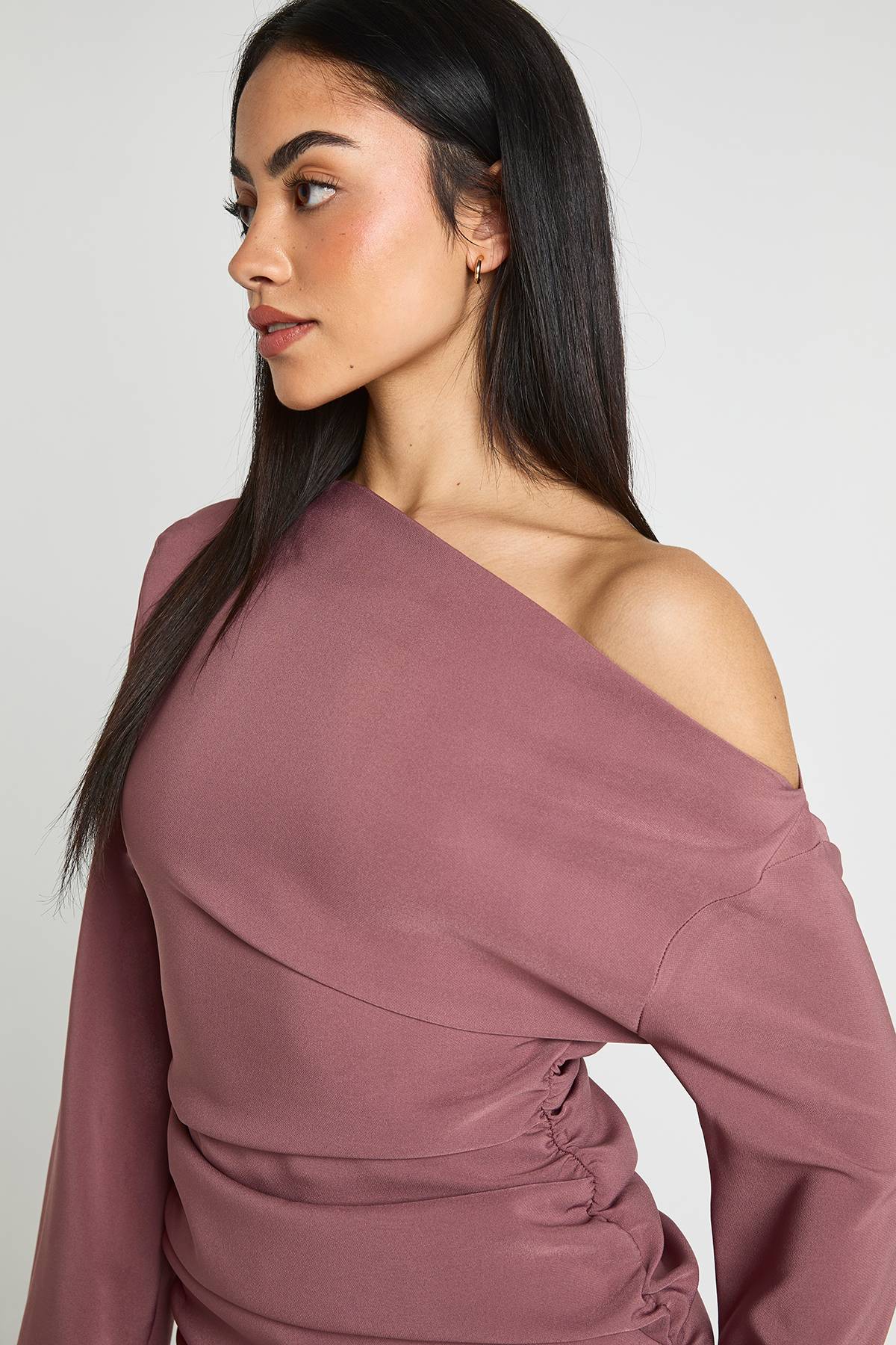 boohoo Robe Mini Froncée À Épaules Dénudées Et Manches Évasées