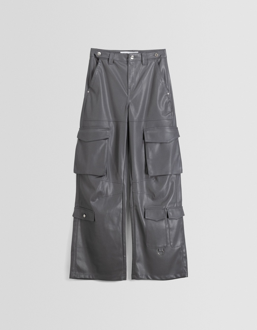 Calça cargo com vários bolsos e efeito couro