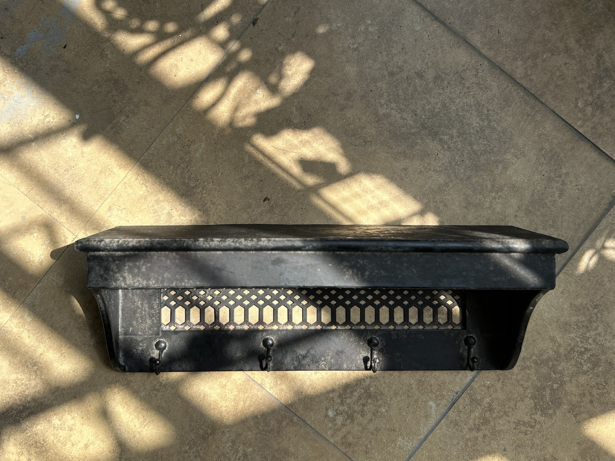 Wandregal 'Peka' mit Hakenleiste, aus Metall, B 50 cm, L 15 cm, H 18 cm von fischer's lagerhaus