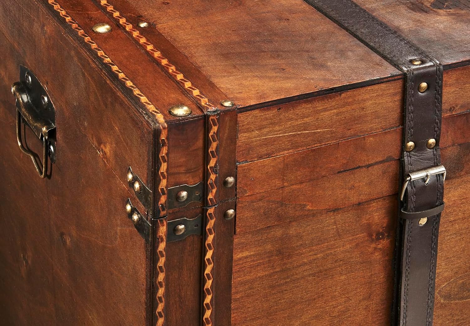 Kobolo Holztruhe KEEPER groß | 80x45x50 cm | braun | dekorative Holzkiste mit Deckel & Kunstlederverschluss | stabile Aufbewahrungsbox im Vintage Look | Truhe für Wohnzimmer, Kinderzimmer oder Flur