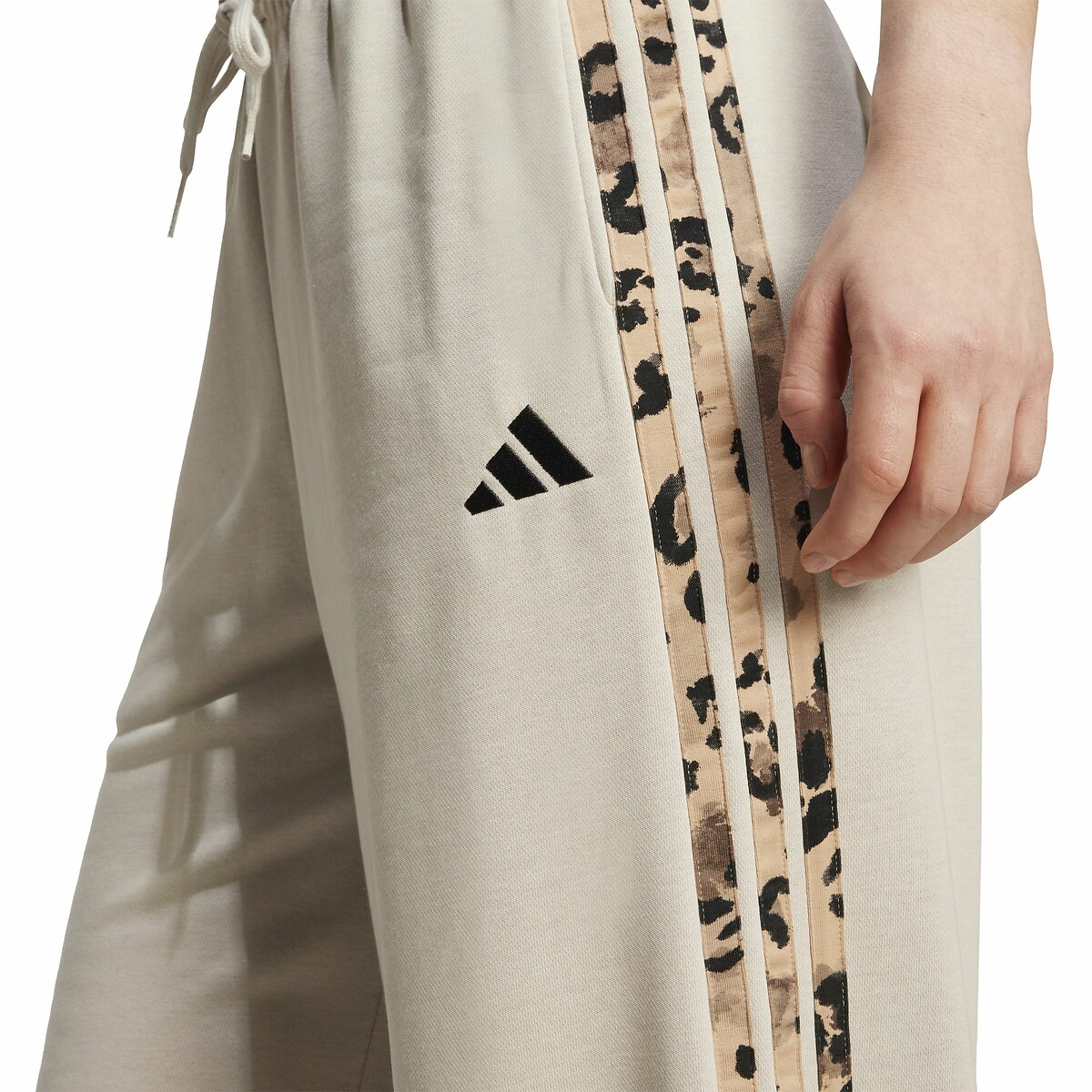 ADIDAS ROUPAS ESPORTIVAS<br>Calças largas com as 3 listras e estampa de leopardo