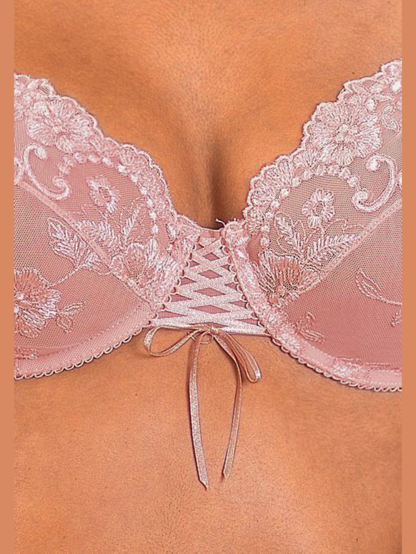 Soutien-gorge à armatures avec dentelle brodée