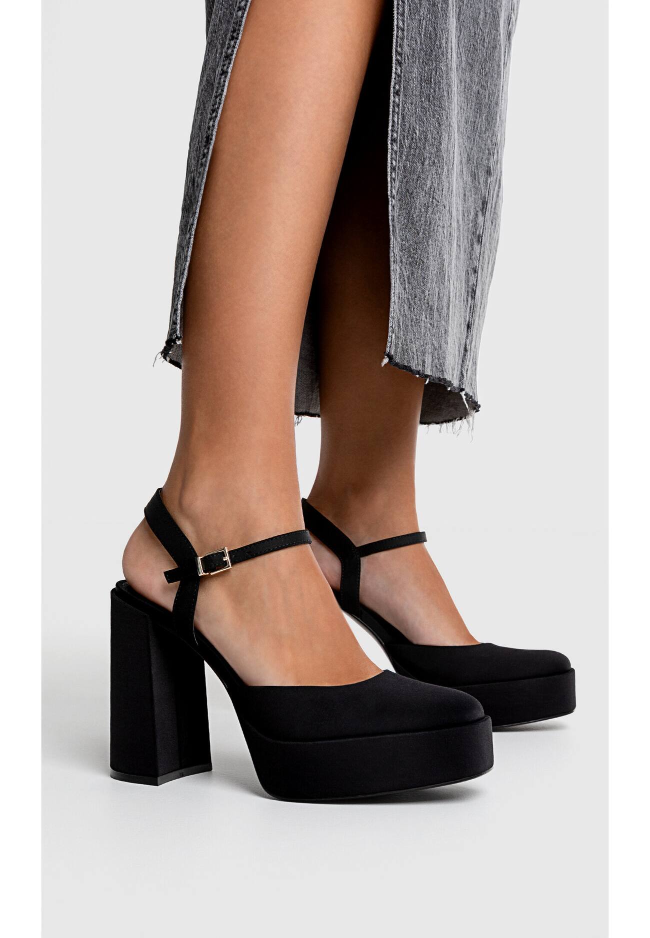 Sapatos plataforma com tira no calcanhar