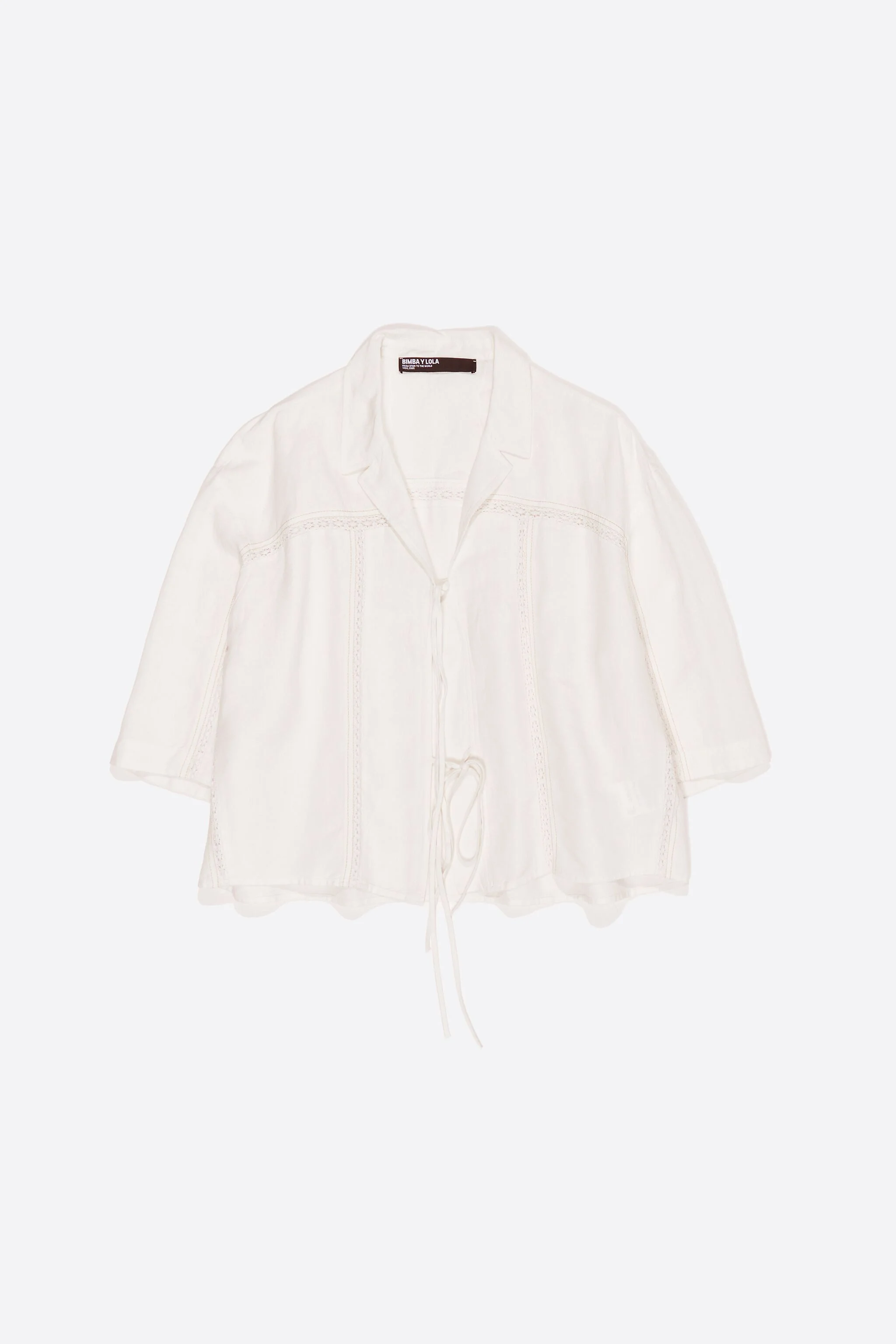 Camisa de linho branca com laços e renda