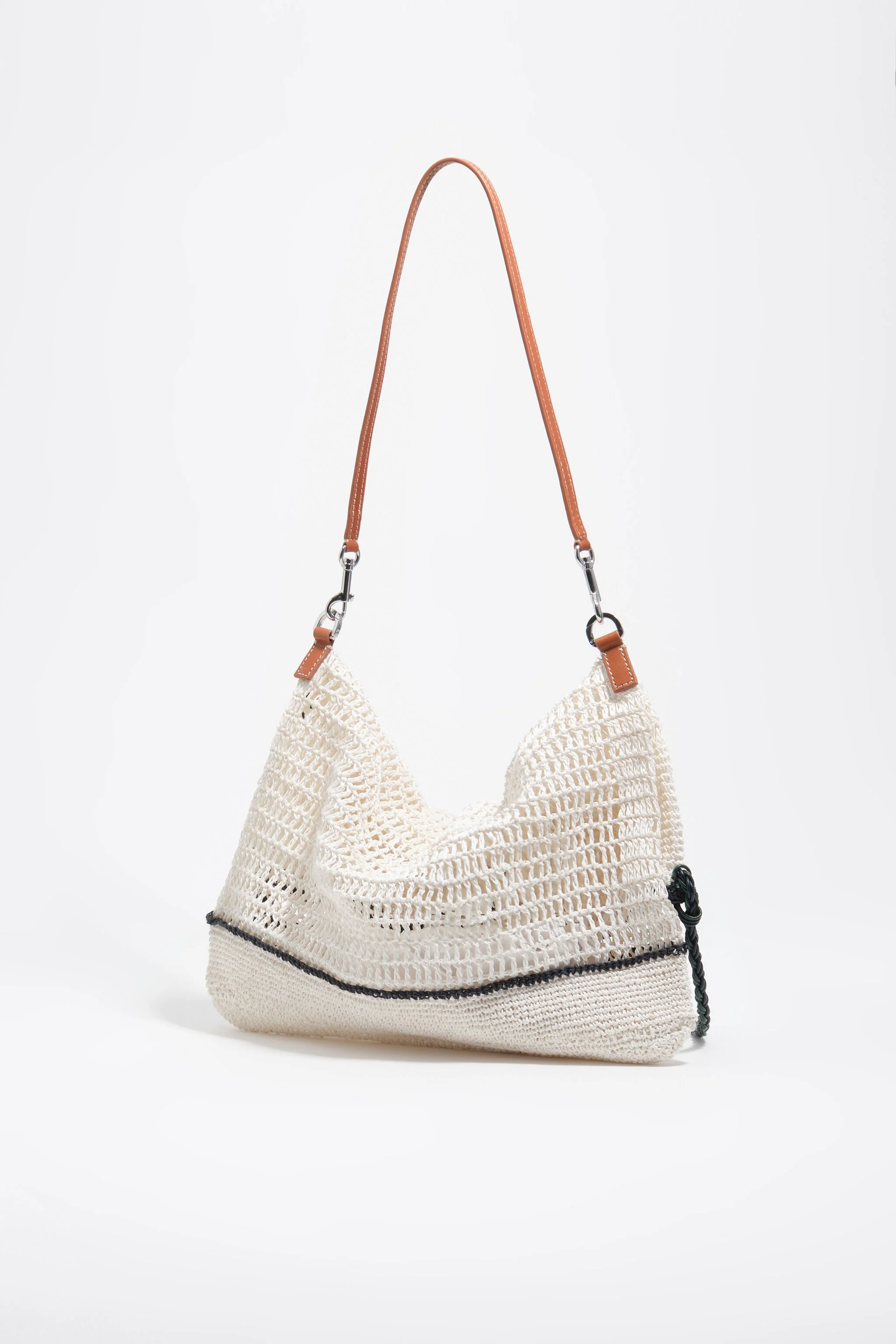 Bolsa de ombro média branca com efeito ráfia