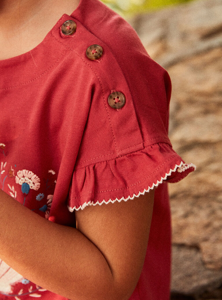 T-shirt rouge avec coquillage en sequins et petit sac fantaisie