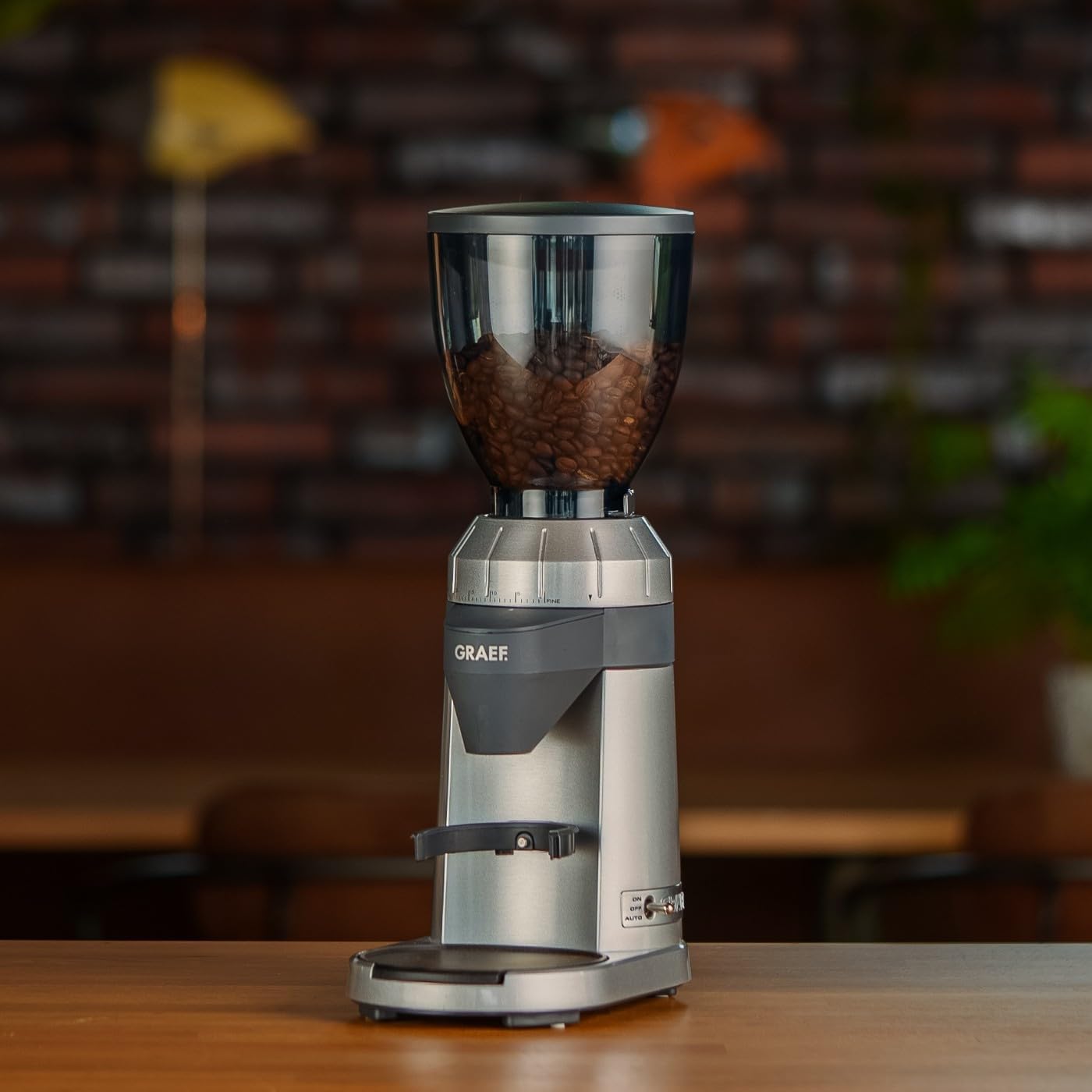 GRAEF CM800 - Elektrische Kaffeemühle, Aluminiumgehäuse, Bohnenbehälter 350 g, Edelstahl-Kegelmahlwerk, 40 Mahlgrade, Kaffeemühle Siebträger, Antistatik-Einsatz, Aluminium-Schaufelrad, 128 W, Silber