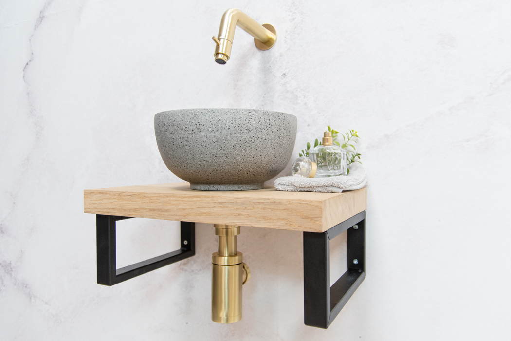 Saniclear Baru fonteinset met eiken plank, grijze terrazzo waskom en gouden kraan voor in het toilet