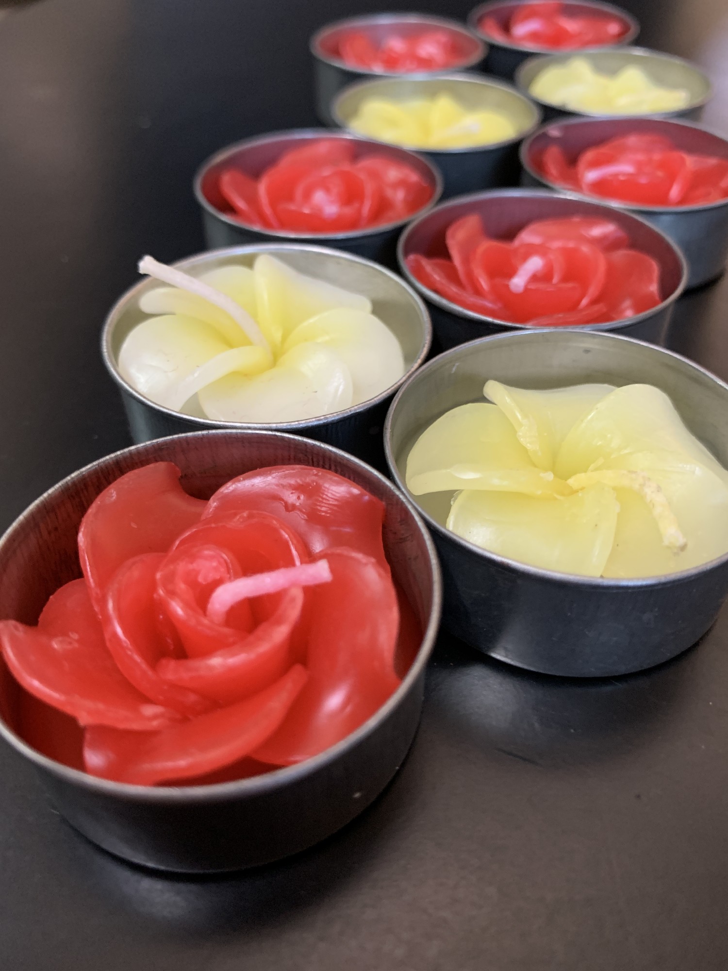 10 Duft-Teelichter 'Blume' handgeformt, rot, gelb von fischer's lagerhaus