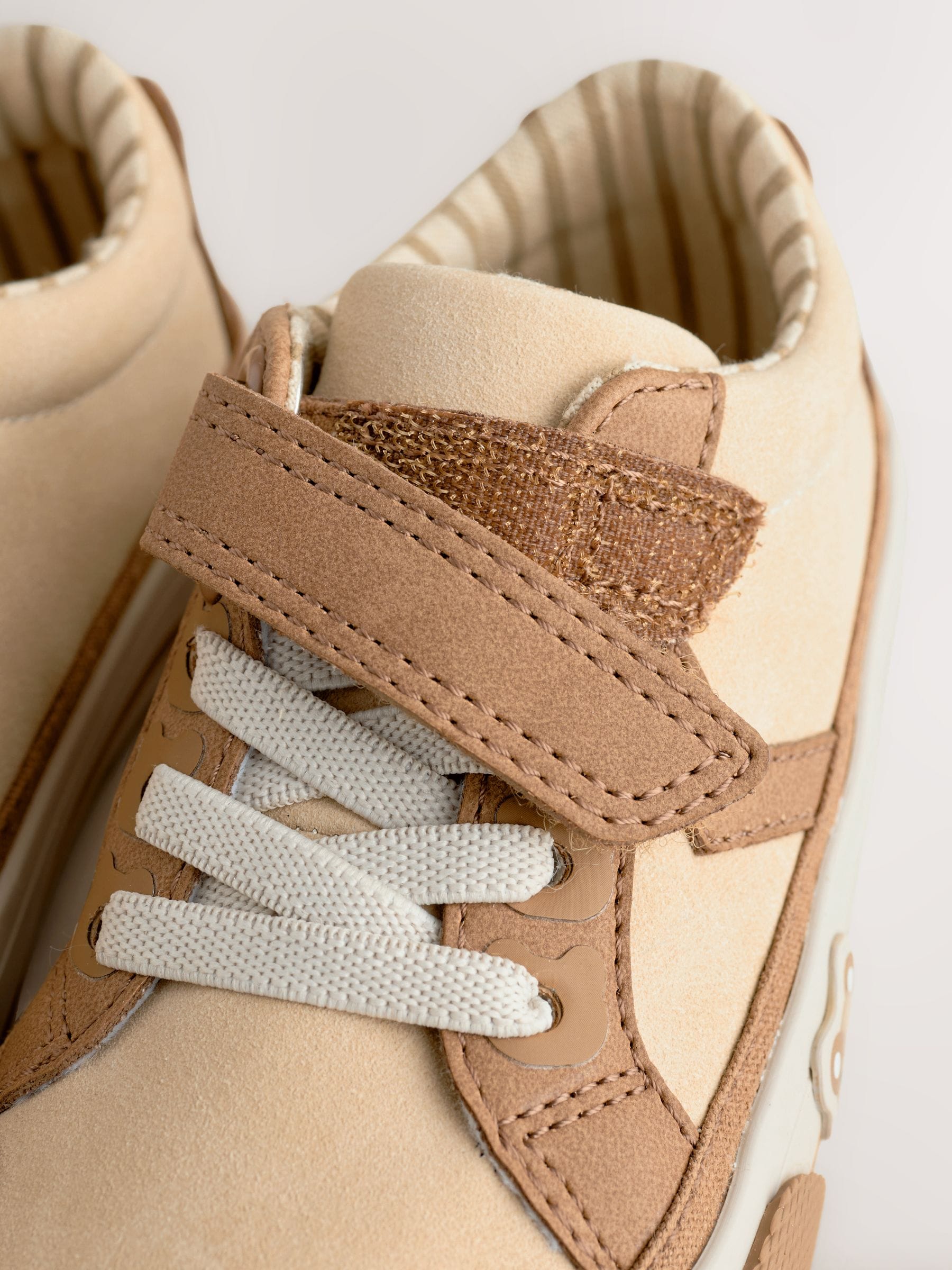 Bruin met beer - Sneakers met klittenbandsluiting en elastische veters