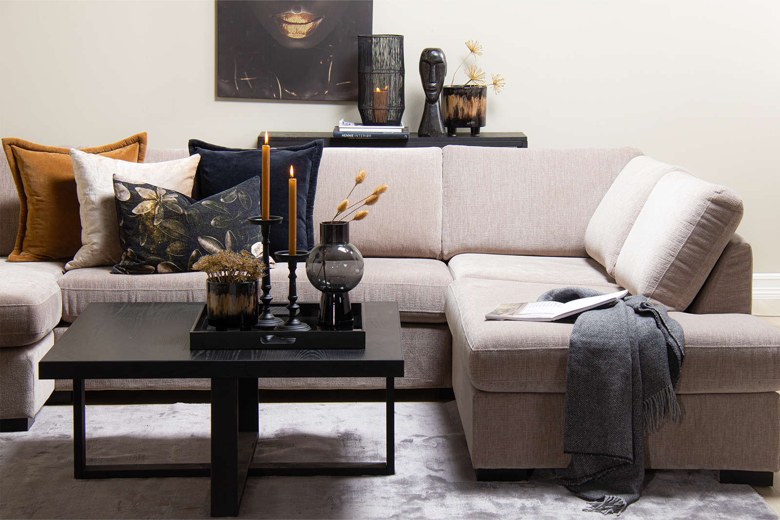 Pixel U-sofa Sjeselong venstre, 2-seter, hjørne og åpen ende høyre i tekstil Daisy 01 Beige med lav front, sorte treben W02 og arm A15. Komfort 2 puter.