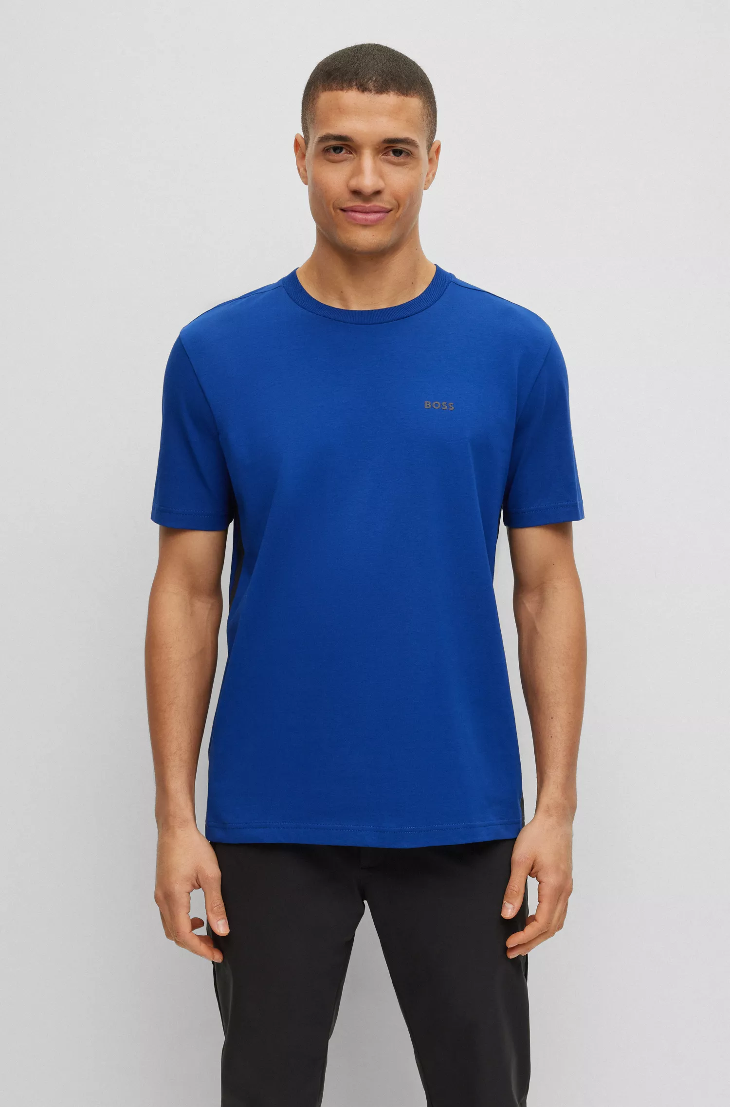 Camiseta BOSS verde, corte regular, em algodão elástico com fita lateral.