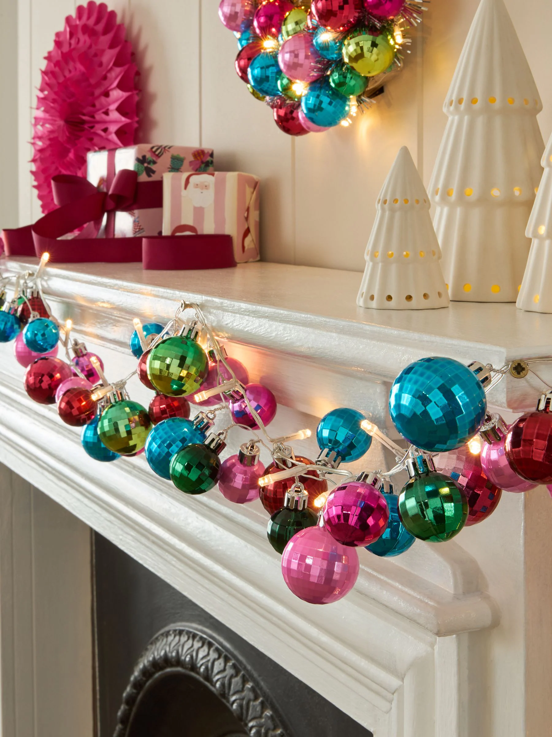 Verlichte kerstslinger met kerstballen