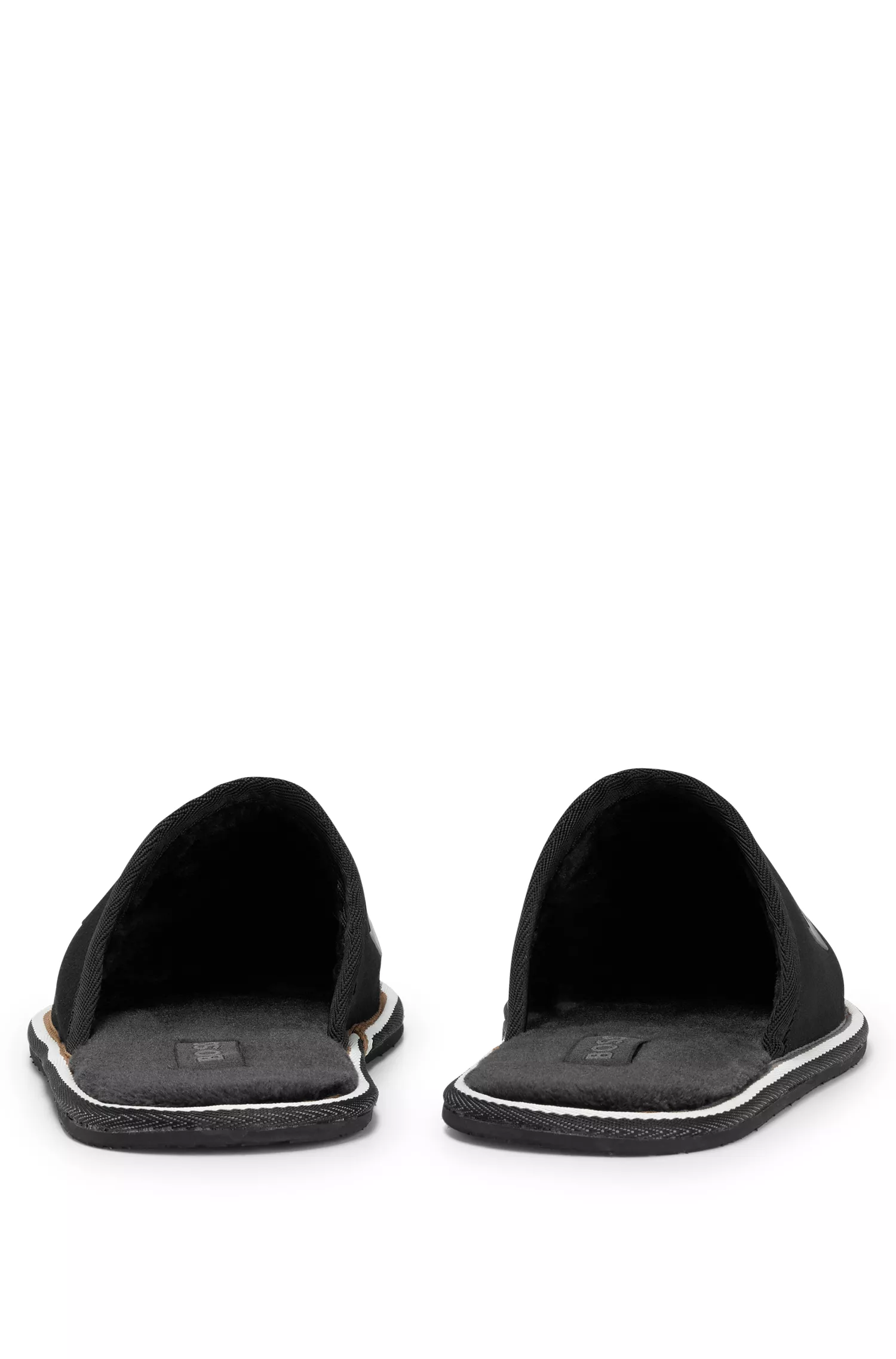 Chinelo BOSS preto com monograma, sola de borracha e faixa característica.