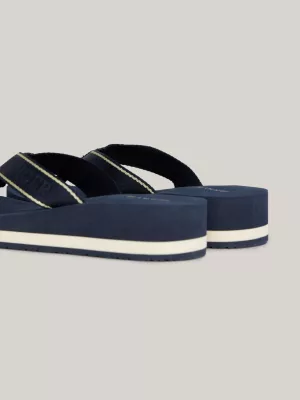 Chinelo de dedo com placa de bandeira