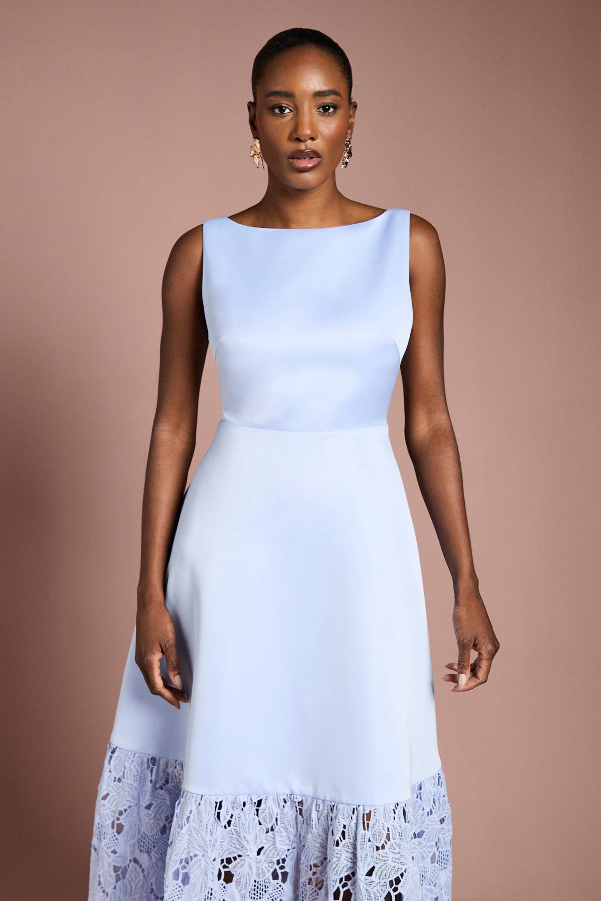 Coast Robe Longue en Satin Structurée avec Ourlet en Dentelle