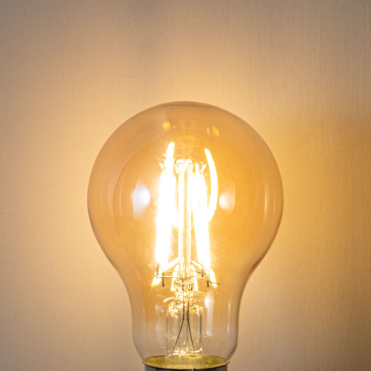 E27 dimbare LED lamp A60 goud 5W 500 lm 2700K