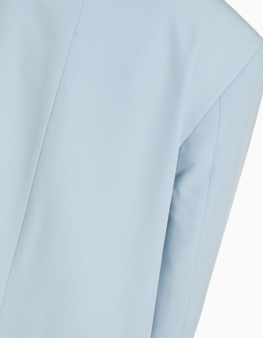 Blazer feminino de corte regular e abotoamento duplo.