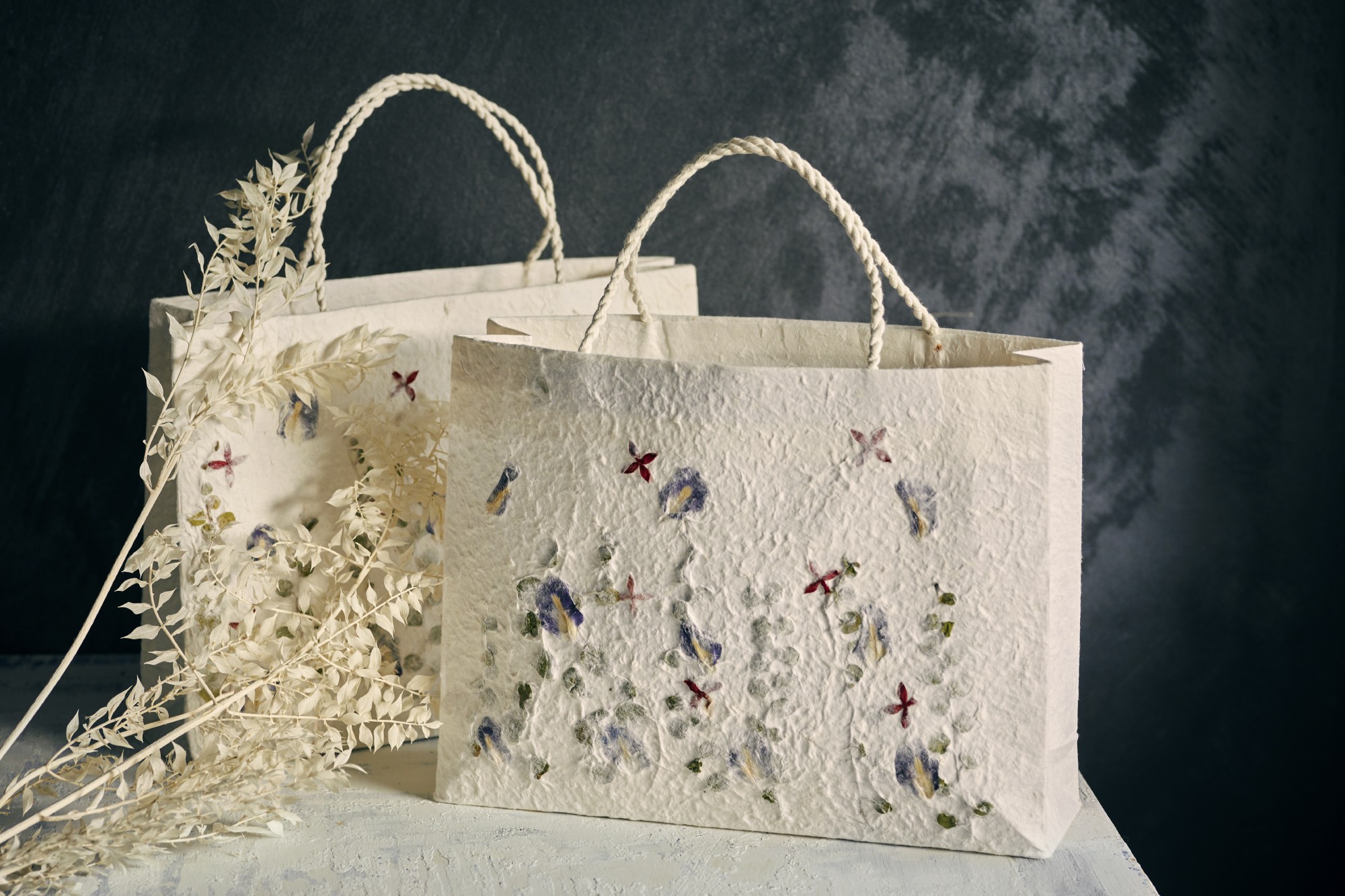 Tasche 'Wiese', handgeschöpftes Papier, B 40 cm, H 30 cm, L 10 cm günstig bestellen