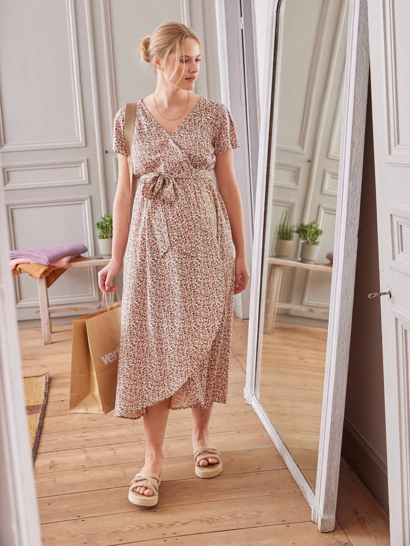 Vestido floral com cordão, ideal para gestantes e lactantes, na cor off-white.