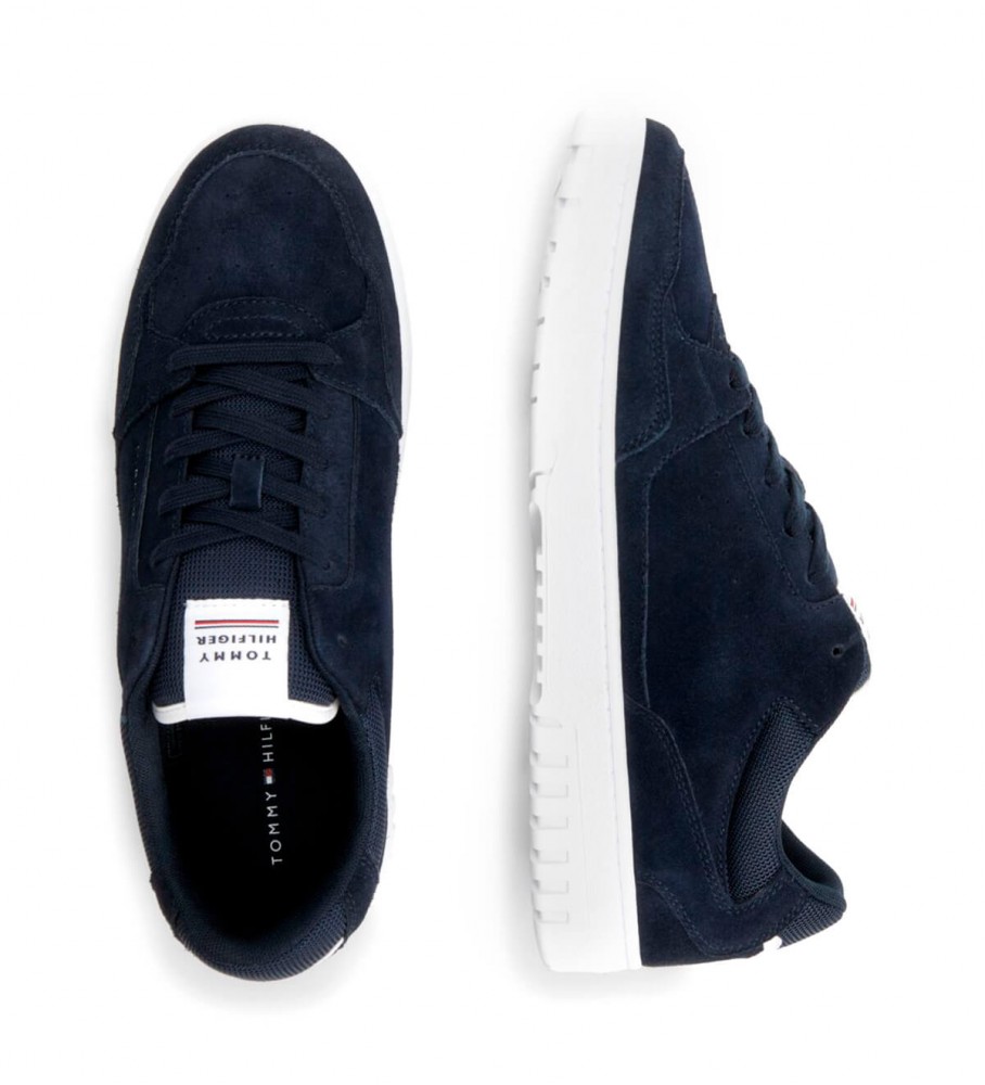 Tênis Tommy Hilfiger azul-marinho de camurça com sola de borracha.
