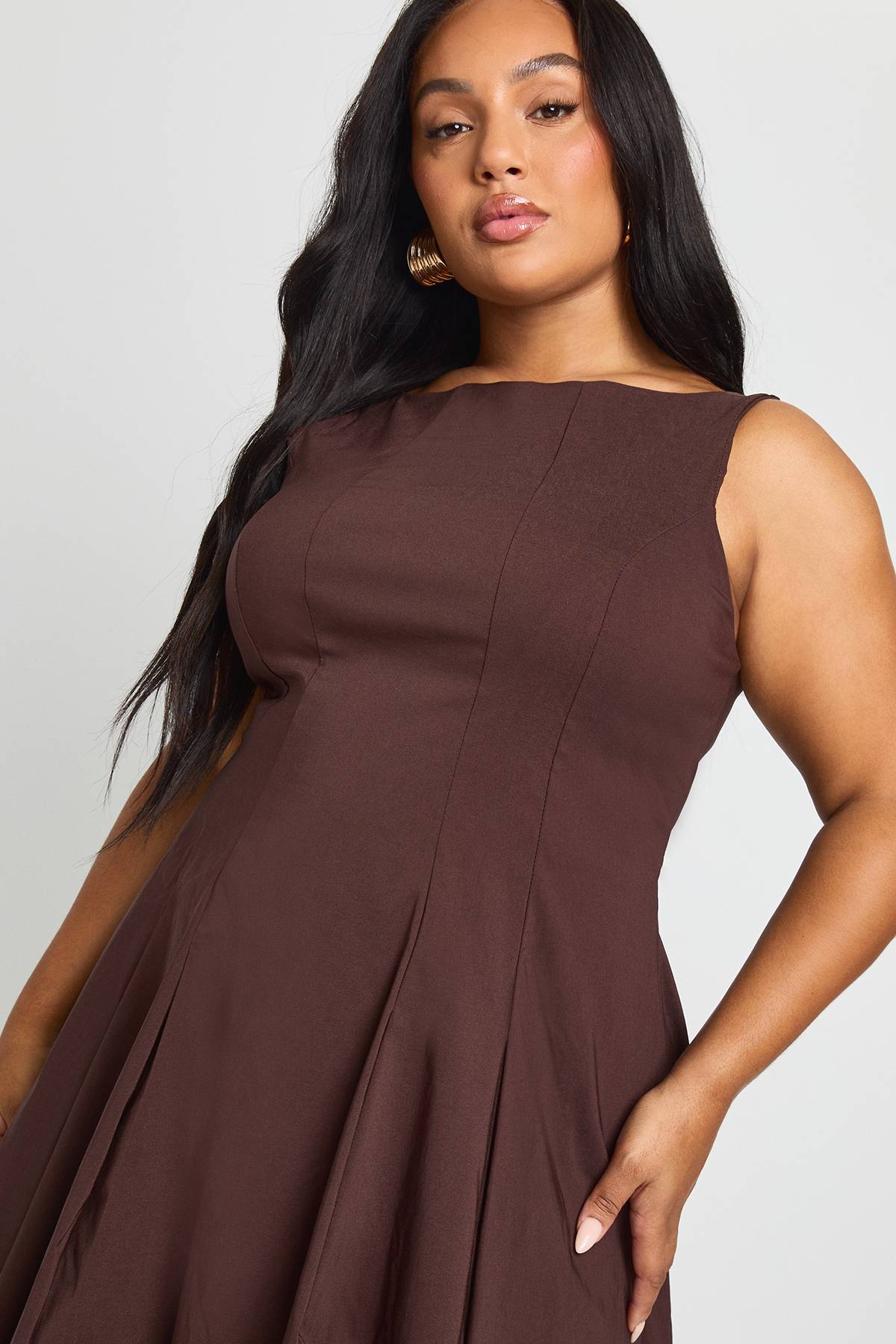 boohoo Robe patineuse plissée en bengaline à encolure racer grande taille