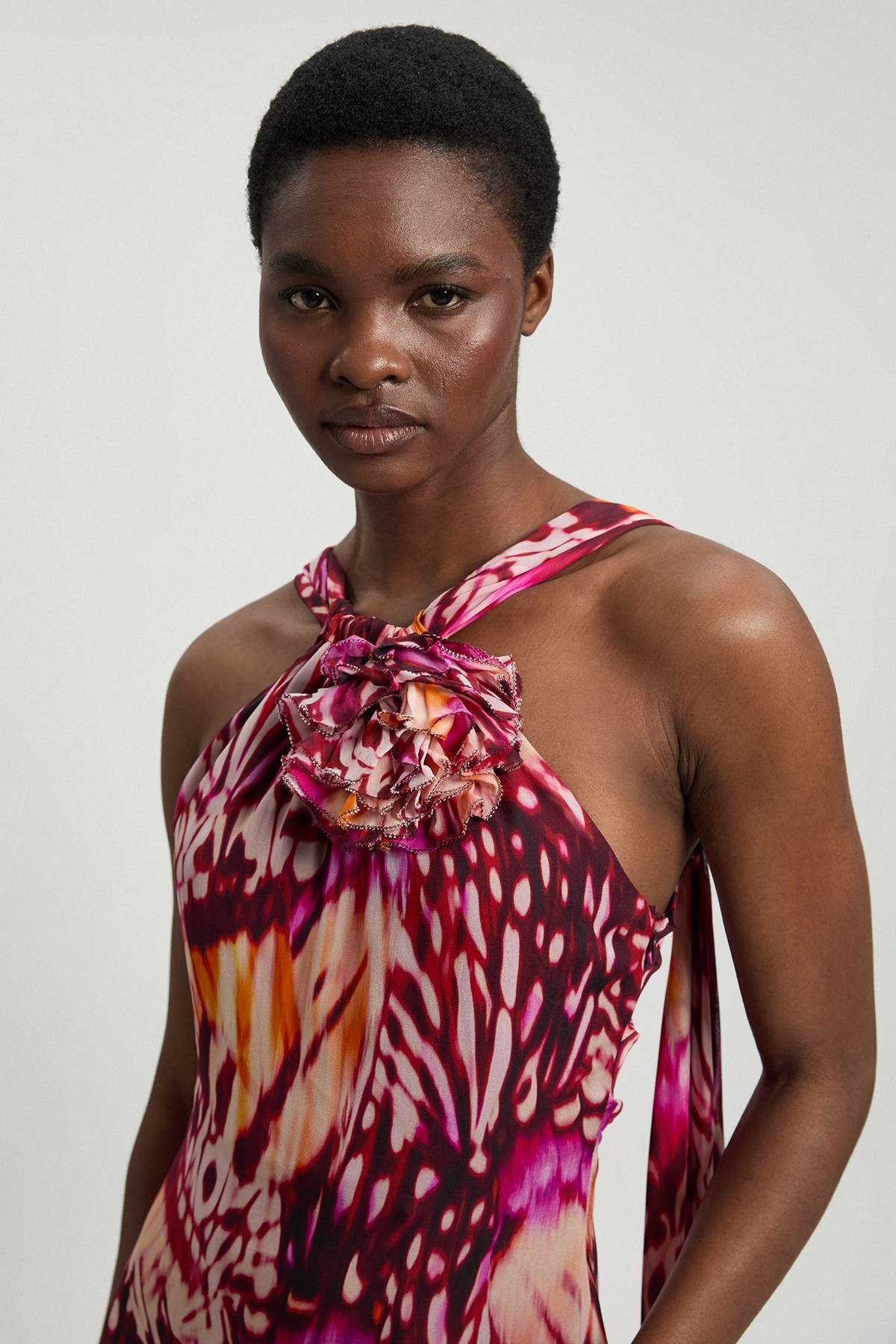 KarenMillen Robe Longue En Georgette De Viscose À Imprimé Papillons Avec Rosette Et Encolure Dos-nu