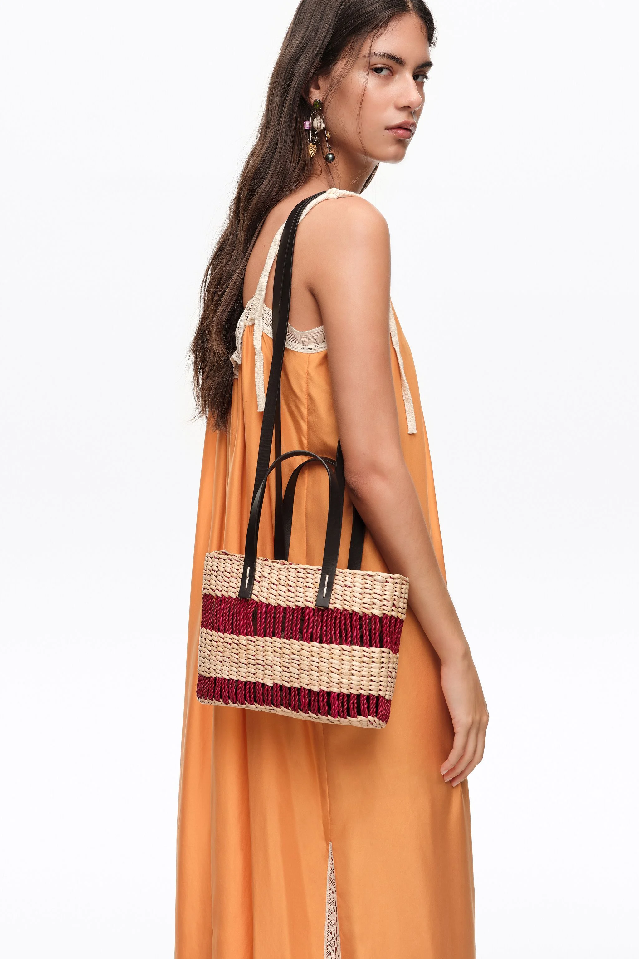 Bolsa pequena de palha cor vinho
