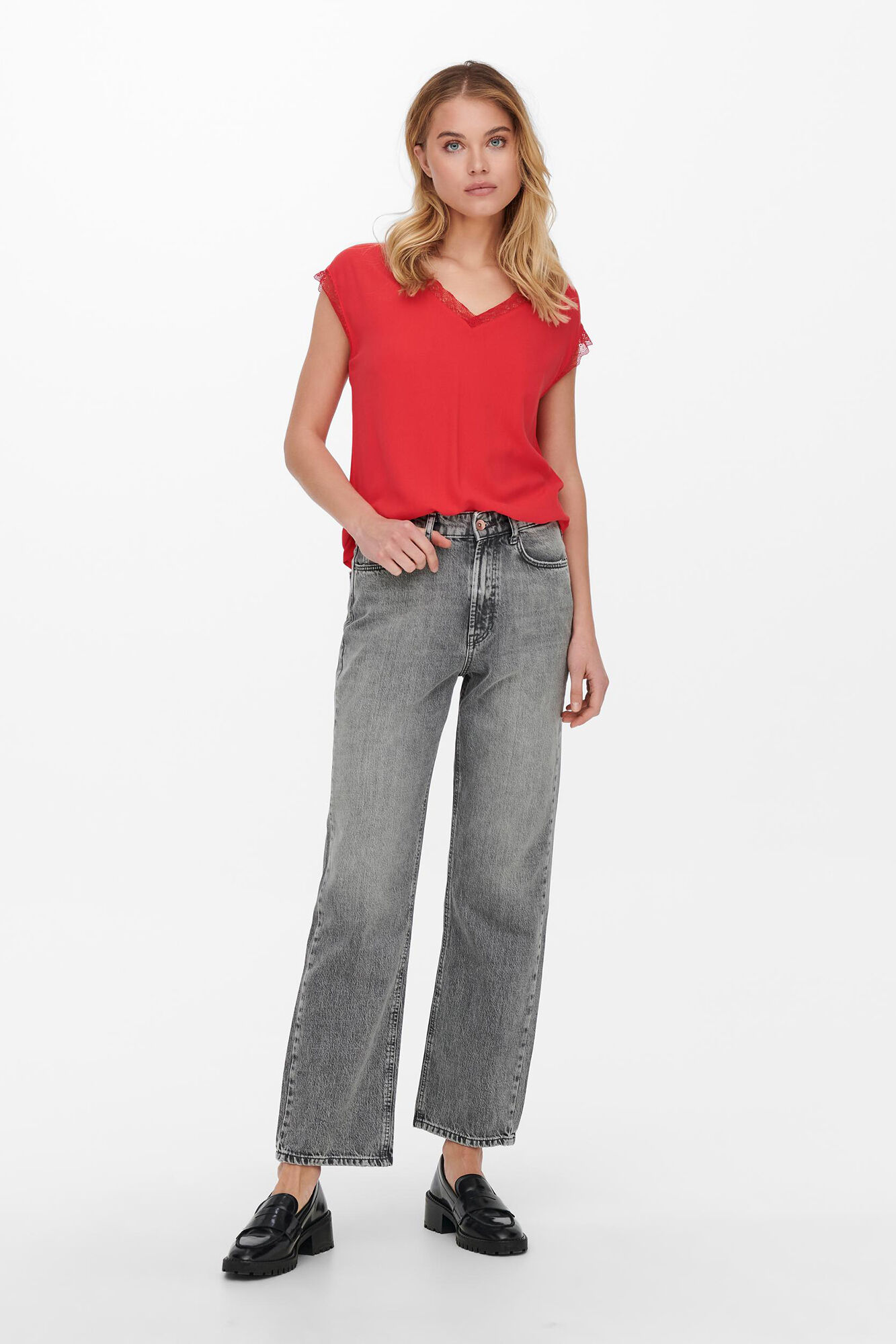 Blusa de manga curta com detalhes em renda.