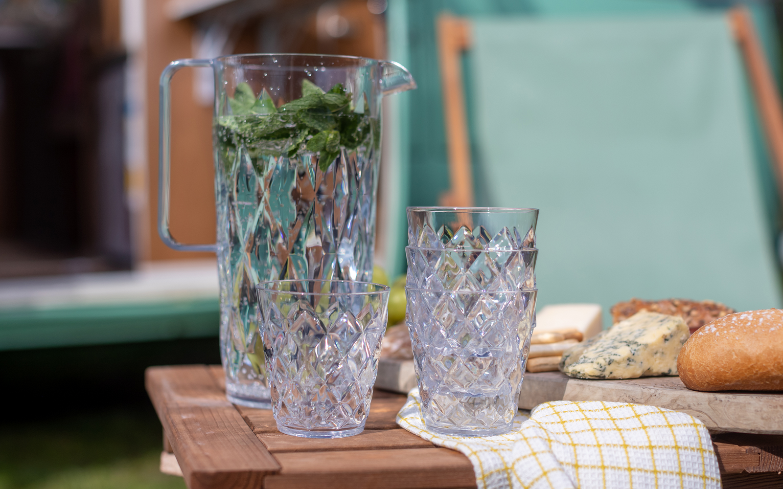 Koziol Crystal Kanne 1,6 Liter inkl. Trinkbecher