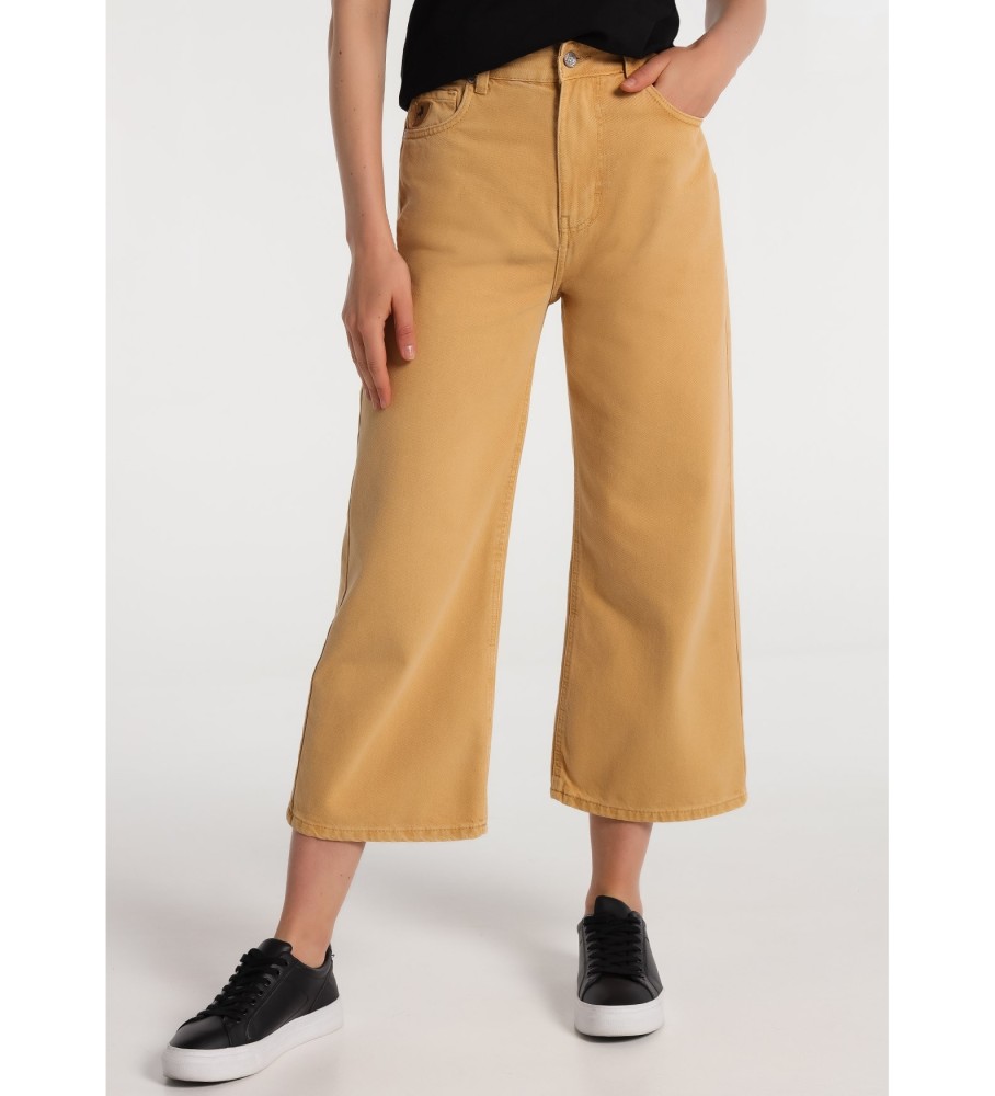 Calça jeans Lois Jeans, corte reto e largo, cor marrom.