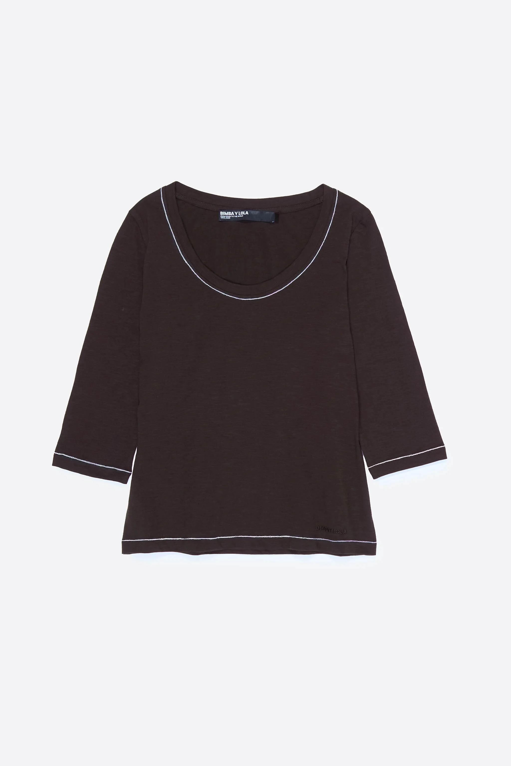 Camiseta marrom escura de manga 3/4