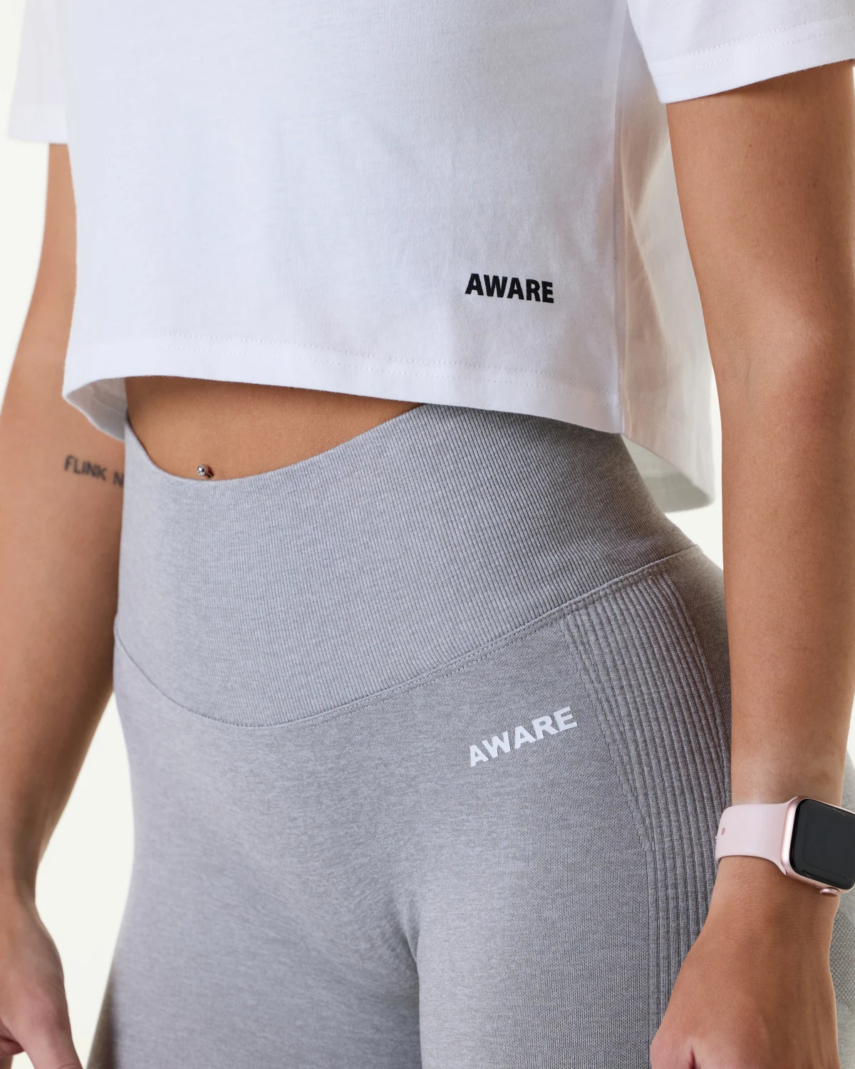 Aware Nutrition SETT Scrunch Seamless Tights Grey Melange &amp; Crop T-Shirt White