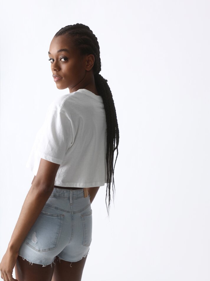 Shorts jeans com rasgos - Azul claro