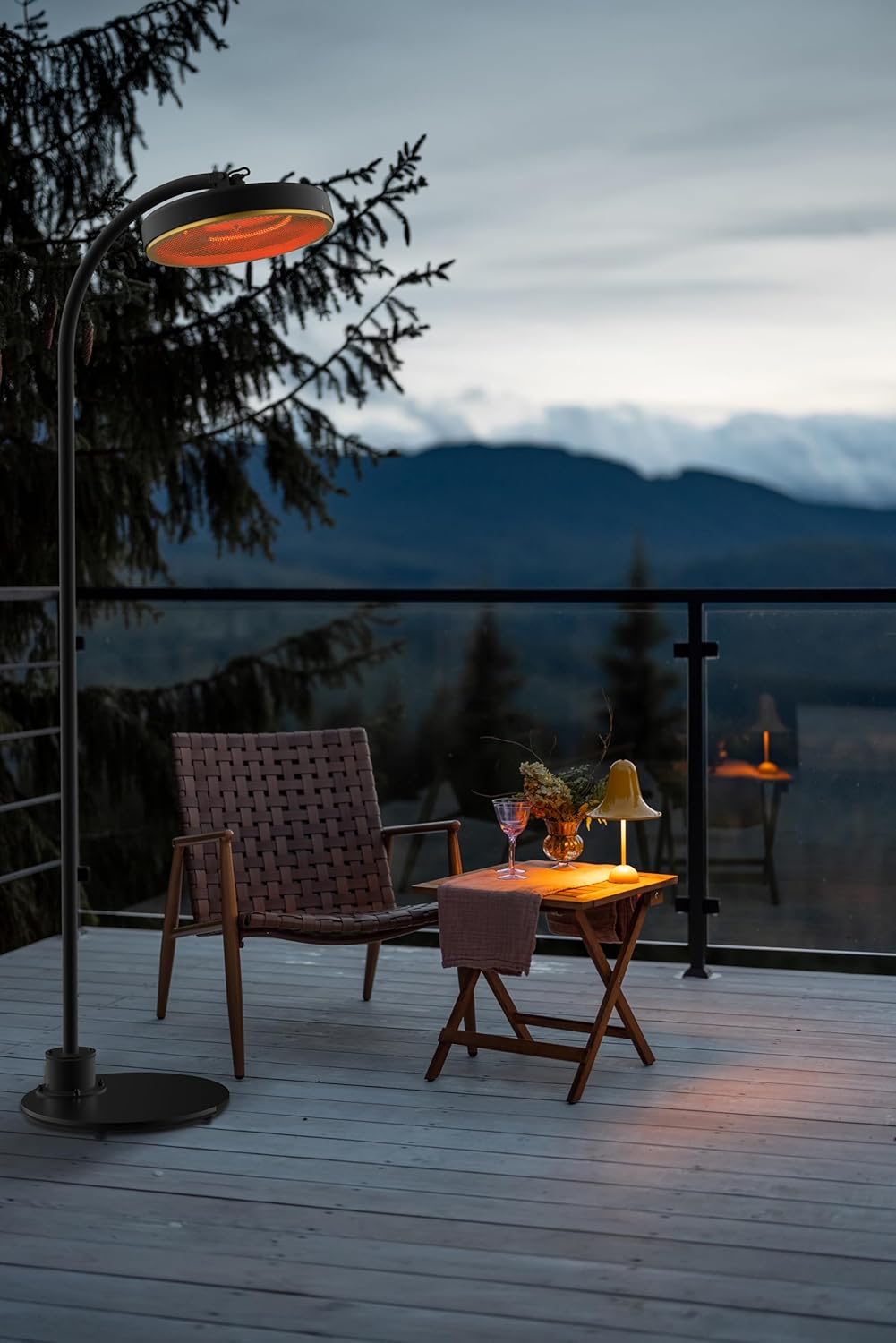 Standheizstrahler 2000W elektrisch – IP65 wetterfest, Ø 44 cm Heizgrill, 223 cm Höhe, stabiler Standfuß, Schwarz-Gold Design, leistungsstarker Terrassenstrahler für Garten & Balkon