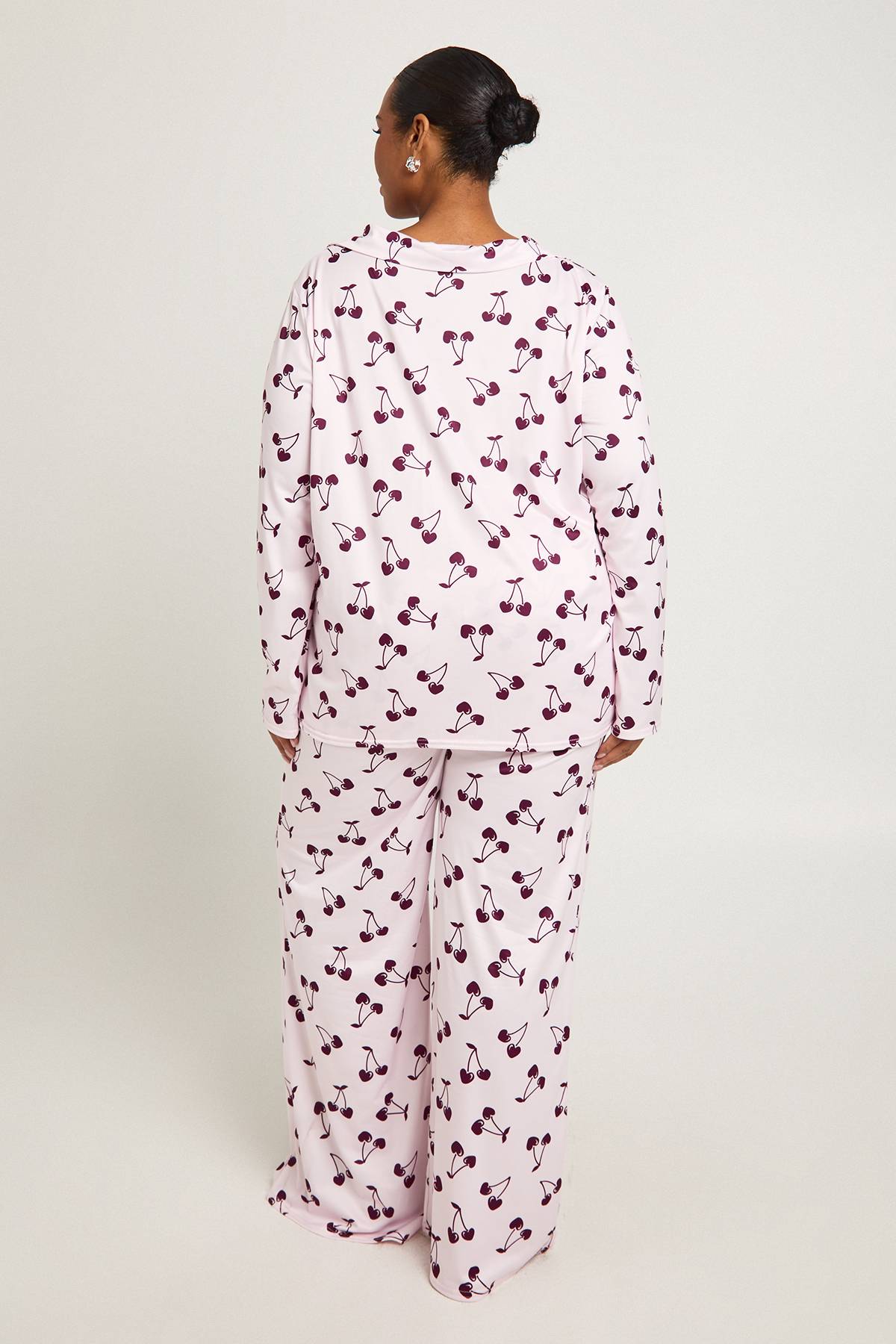boohoo Ensemble de pyjama Plus imprimé cerise à manches longues et pantalon