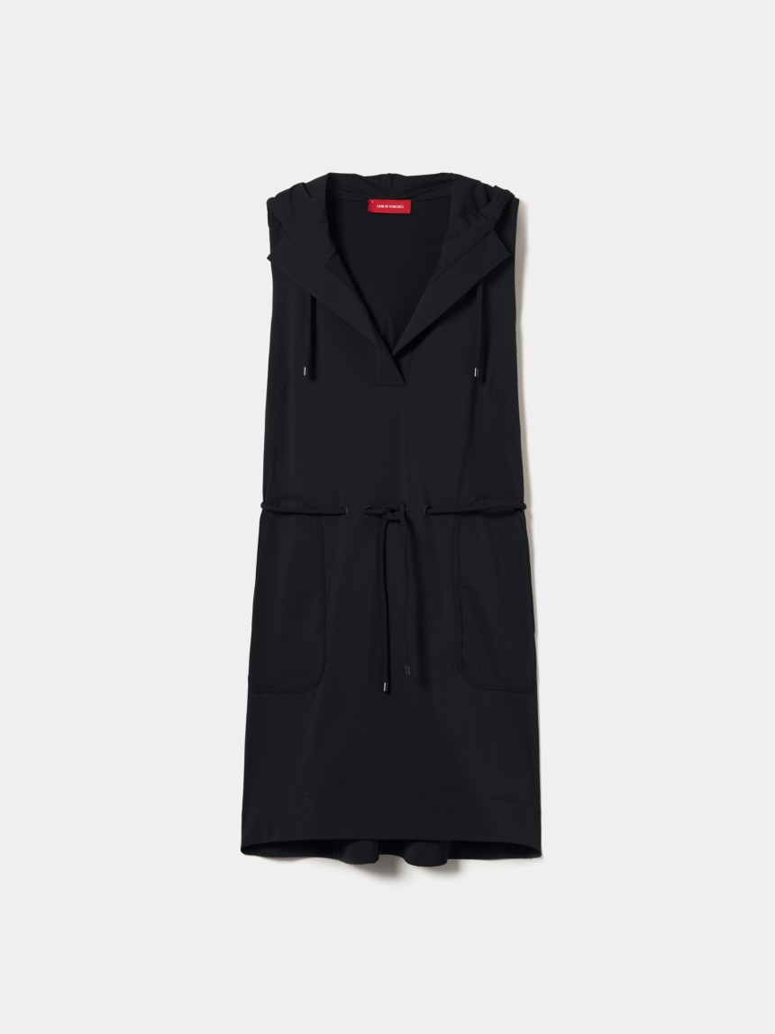 Vestido curto sem mangas com capuz
