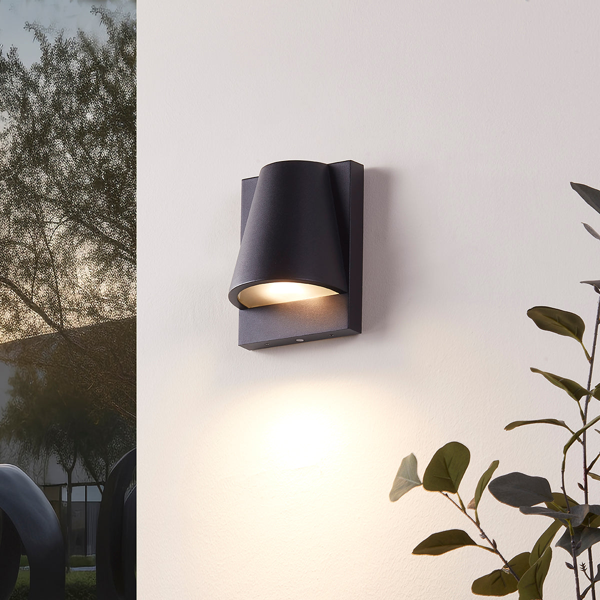 QAZQA Buiten wandlamp zwart IP44 met schemerschakelaar - Femke