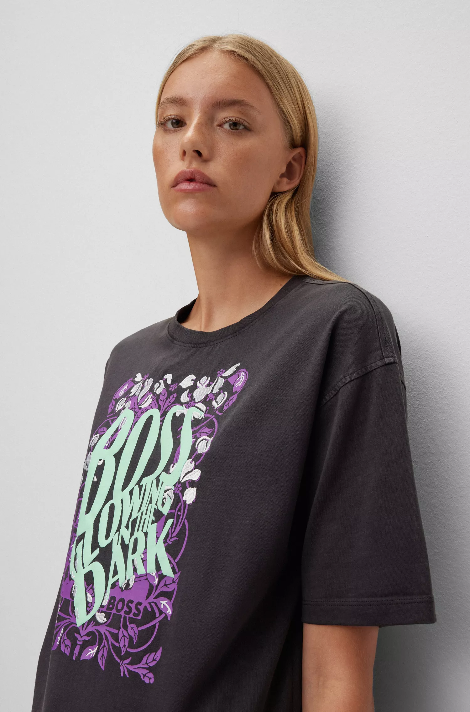 Camiseta BOSS laranja, modelagem relaxada, com estampa que brilha no escuro.