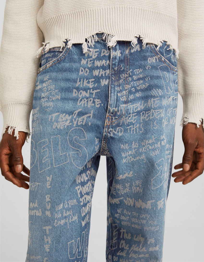 calças jeans largas estampadas