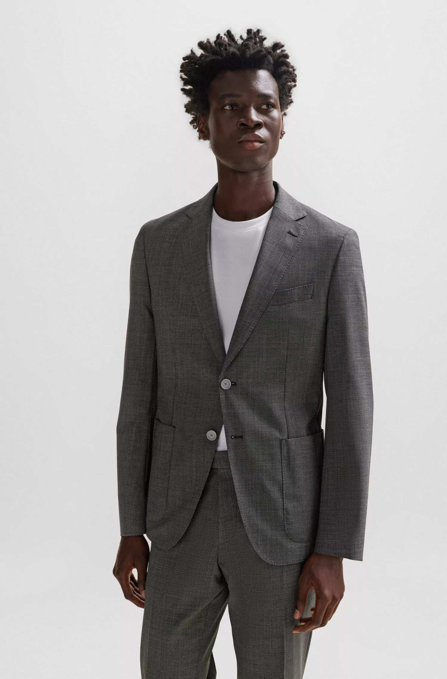 Terno BOSS preto, corte slim, em lã virgem com microestampa.