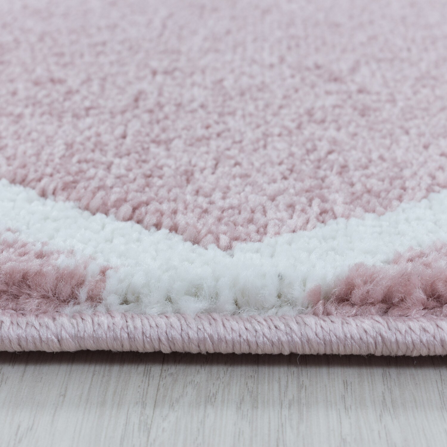 Stilvoller Designer Teppich: Moderner Kurzflor, Rautenmuster für das Wohnzimmer