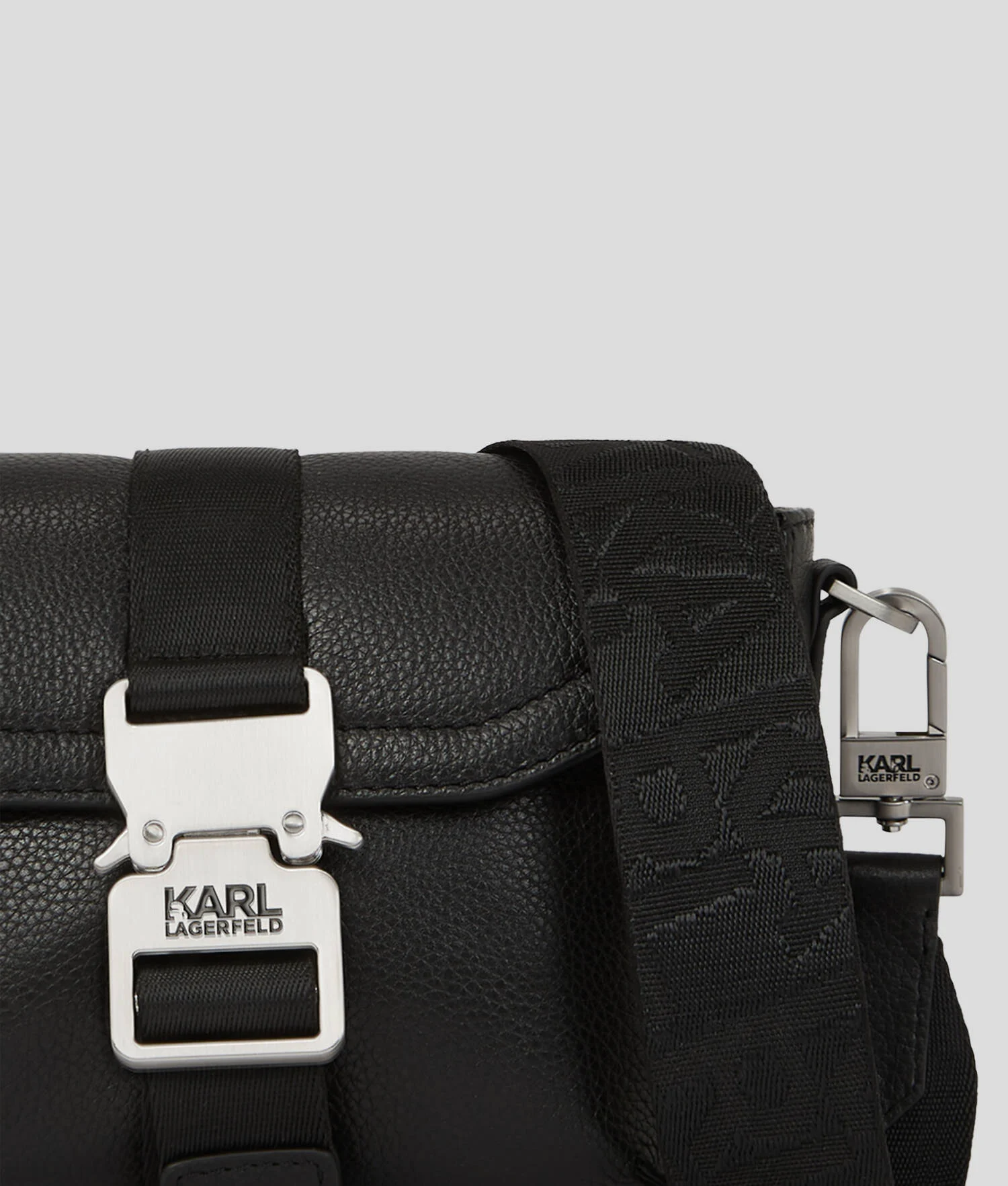 SAC BANDOULIÈRE EN CUIR GRAINÉ