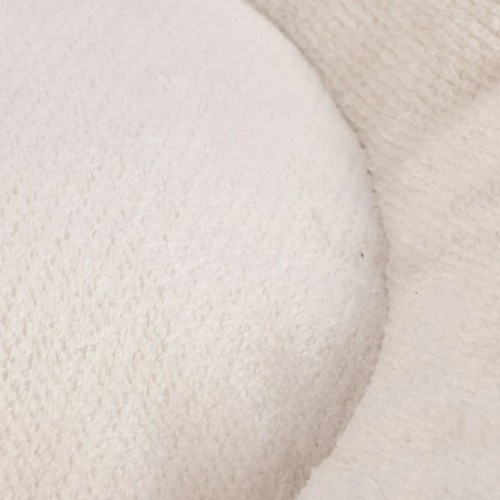 Cama redonda para gatos, desenhada por Lotte Gray.