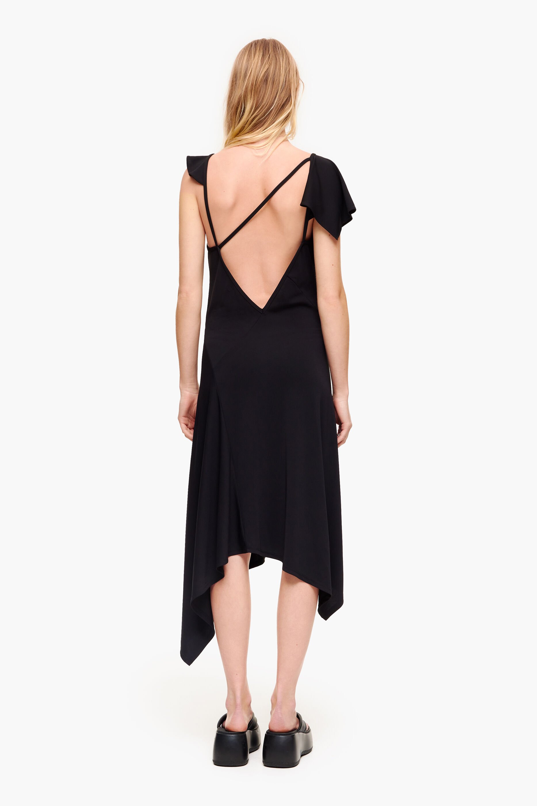 Vestido preto assimétrico e fluido