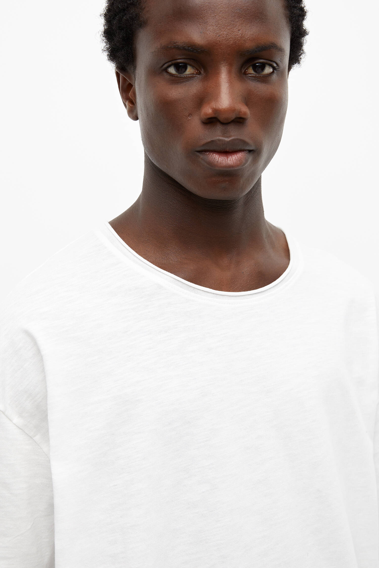 CAMISETA BÁSICA DE MANGA CURTA - BRANCA SUJA