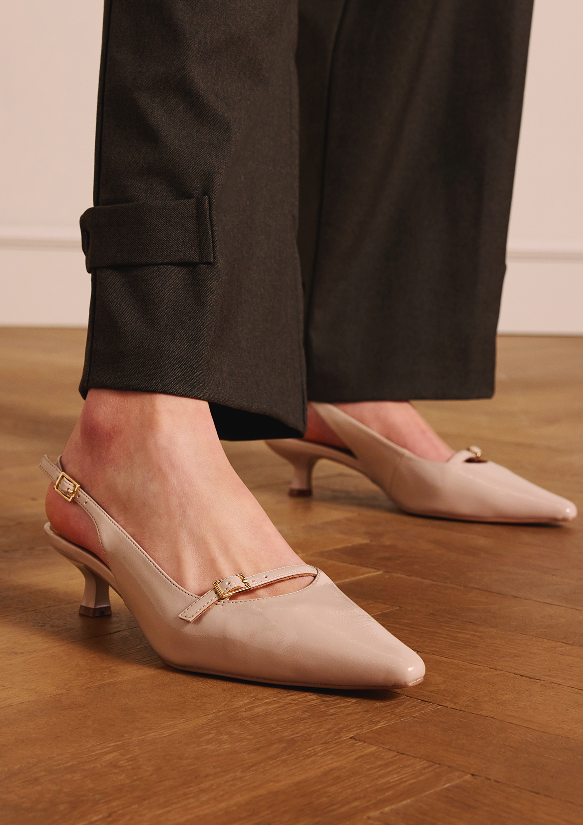 Beige lak slingbacks