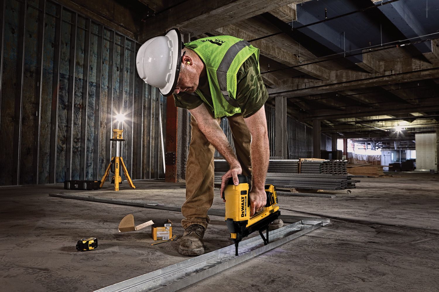 DeWALT DGN845N C6 TRAK-IT® Betontacker op gas en accu 18V XR Basic Body in koffer