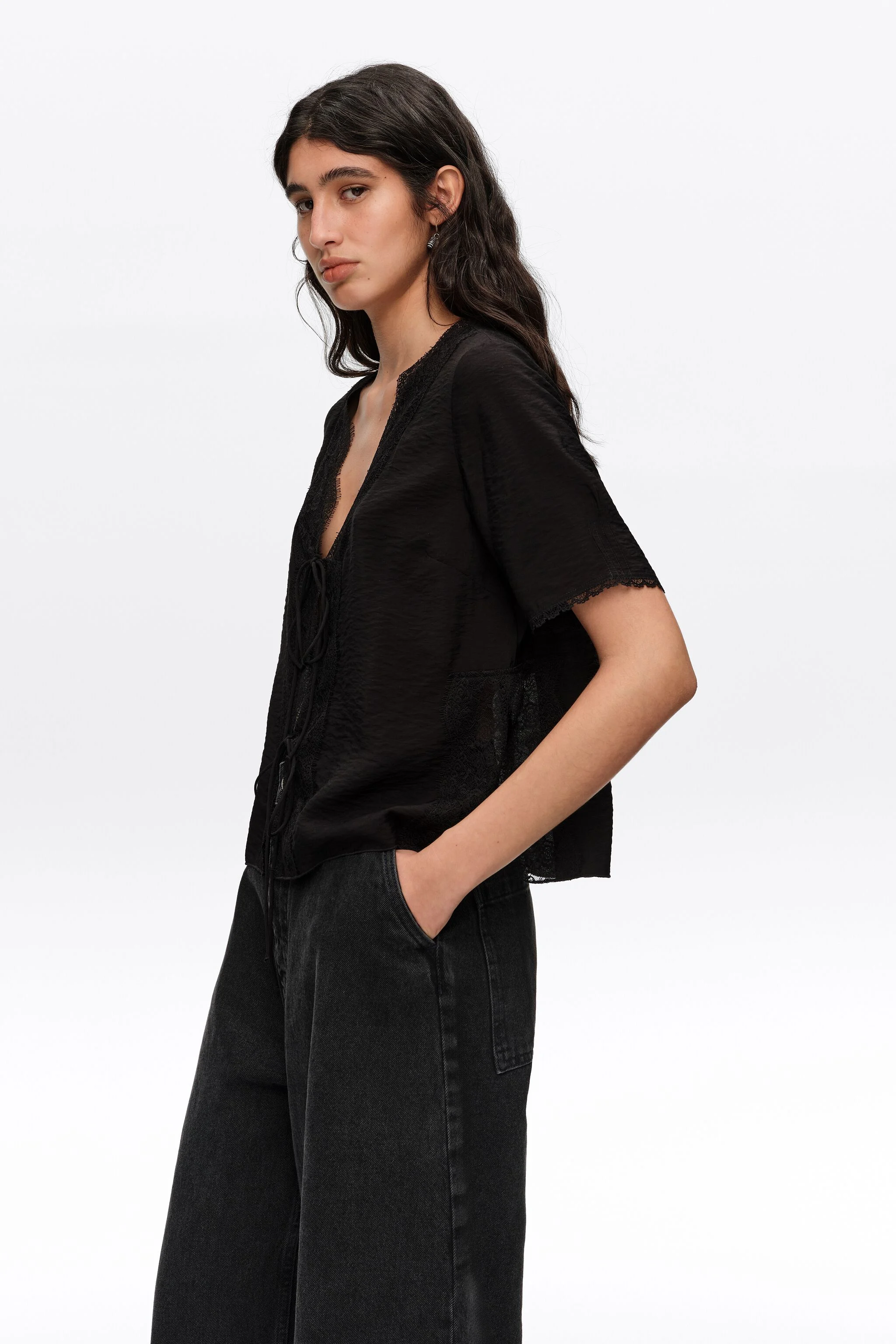 Camisa preta com cadarço e detalhes em renda.